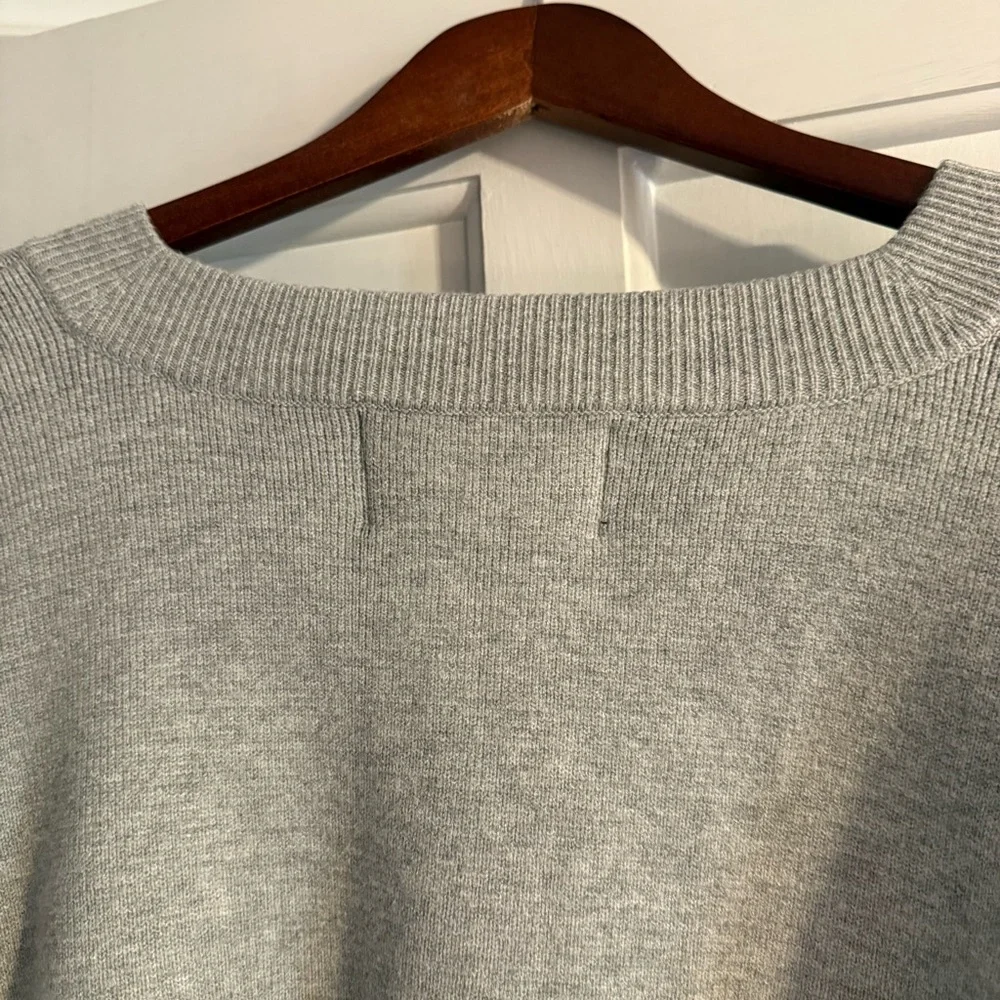 Abercrombie & Fitch Gray V-Neck Sweater with Eagles Design - Picture 4 of 7